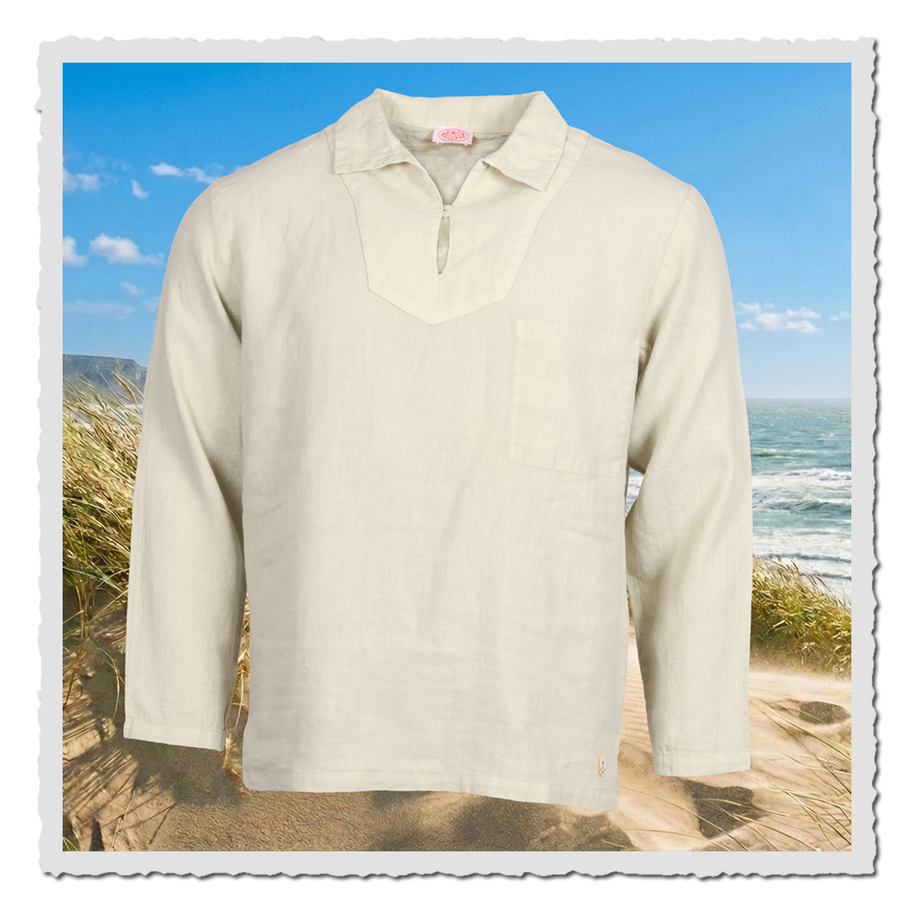 Herren-Fischerhemd von Armor Lux aus leichtem Leinen in sandbeige, mit innenliegendem Knopf und Innentasche, fotografiert frontal vor maritimer Strandkulisse.